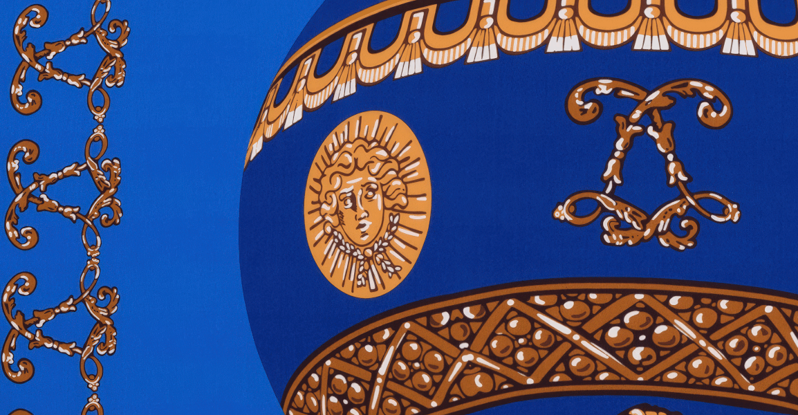 Détail des motifs dorés du carré de soie La Montgolfière Bleue